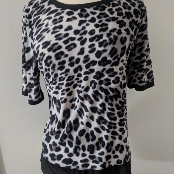 🌟Anne Klein cheetah print tshirt - Picture 2 of 8